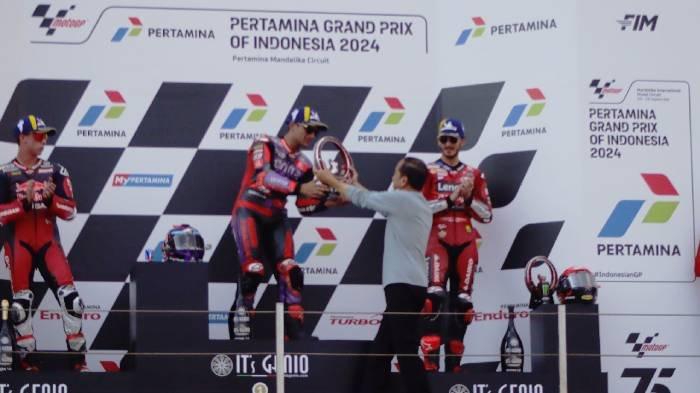 Presiden Joko Widodo menyerahkan trofi juara bagi Jorge Martin yang berhasil menjuarai MotoGP Indonesia, di Sirkuit Mandalika, Lombok Tengah, Minggu (29/9/2024).