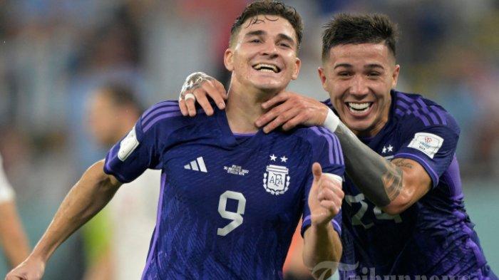 Pemain depan Argentina Julian Alvarez (kiri) merayakan bersama rekannya  Enzo Fernandez setelah ia mencetak gol kedua timnya selama pertandingan sepak bola Grup C Piala Dunia Qatar 2022 antara Polandia dan Argentina di Stadion 974 di Doha pada 30 November 2022. Argentina menang 2-0.
