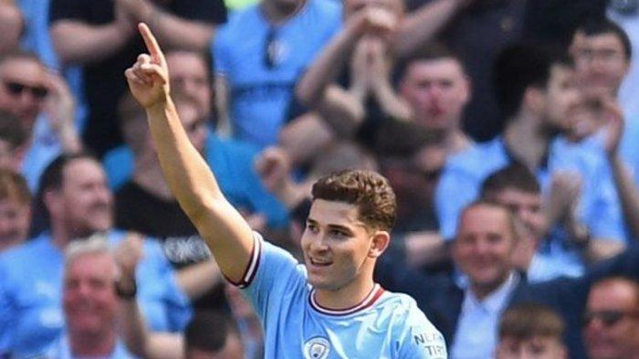 Ekspresi striker Manchester City, Julian Alvarez setelah  mencetak gol pembuka ke gawang Chelsea dalam pekan ke-37 Liga Inggris 2022-2023. Laga Man City vs Chelsea berlangsung di Stadion Etihad pada Minggu (21/5/2023).
