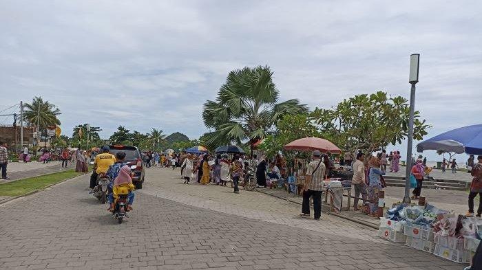 Wisatawan berlibur di Pantai Mandalika