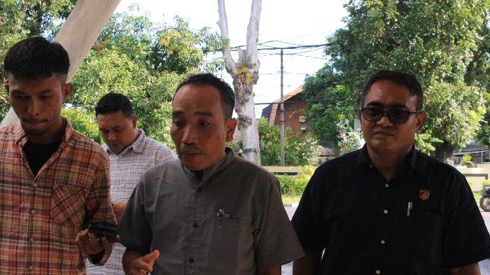KORUPSI MASKER - Tersangka korupsi masker covid-19 M Hariyadi Wahyudin saat berjalan menuju RS Bhayangkara Mataram sebelum ditahan Polresta Mataram, Selasa (22/7/2025). 