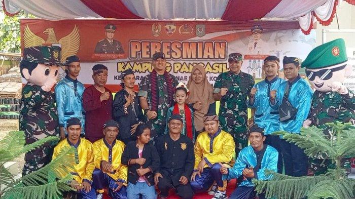Danrem 162 Wira Bhakti Brigjen TNI Agus Bhakti berfoto bersama masyarakat Kampung Pancasila di Kelurahan Dara, Kecamatan Rasanae Barat, Kota Bima, Nusa Tenggara Barat.