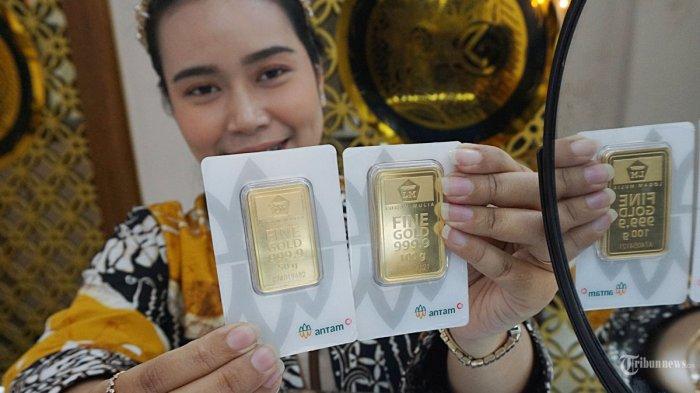 EMAS ANTAM - Karyawati menunjukkan emas PT Aneka Tambang Tbk. (Antam) di salah satu gallery penjualan emas di Jakarta, Senin (27/5/2024). Berikut rincian harga emas Antam terbaru pada hari ini, Jumat (21/3/2025).