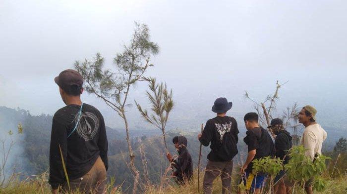 Tim dari BTNGR saat memantau dan memadamkan api di kawasan Taman Nasional Gunung Rinjani, Lombok Timur, Nusa Tenggara Barat.