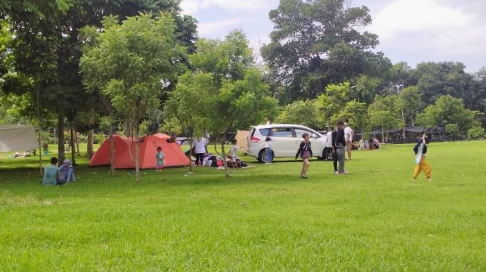 Para pengunjung mendirikan tenda untuk berkemah bersama keluarga di Kebun Raya Lemor, Desa Suela, Kecamatan Suela, Kabupaten Lombok Timur,  Minggu (14/4/2024).