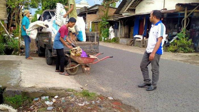 Aktivitas tim dari Yayasan Pembina Pendidikan Sahal Mulia dan LP-KPK  Komisi Cabang Lombok Tengah mengelola sampah. Mereka mengedukasi ribuan warga di delapan desa.