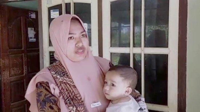 Sri Nurul Hidayati menggendong anaknya Muhammad Karunia, bayi kembar siam yang lahir di Lombok Timur 11 November 2022.
