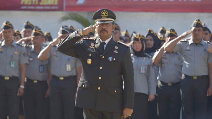 Kepala Lapas Lombok Barat, Ketut Akbar menjadi komandan upacara  peringatan Hari Lahir Kementerian Hukum dan HAM (Kemenkumham) atau Hari Dharma Karya Dhika ke-78 pada Senin 21 Agustus 2023.