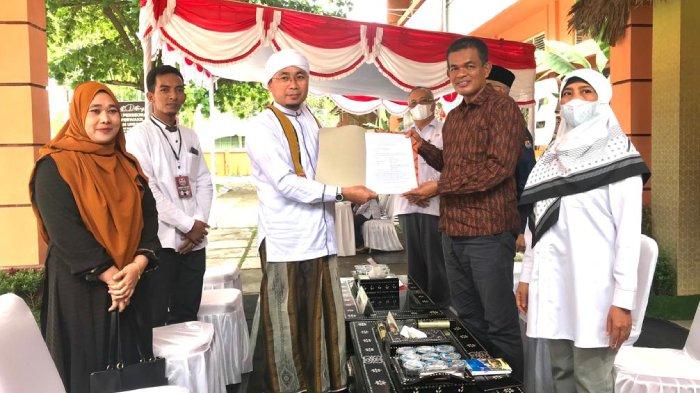 TGH Ibnu Kholil (dua dari kiri) saat melakukan pendaftaran sebagai bakal calon anggota DPR RI periode 2024-2029, di kantor KPU NTB pada Senin (26/12/2022). 