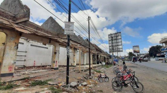 Polemik Pembangunan KIHT di Lombok Timur, Kades Paok Motong Minta Pemerintah Gencarkan Sosialisasi ke Masyarakat - Kondisi pasar lama Paok Motong tempat yang akan menjadi lokasi berdirinya KIHT di Lombok Timur.