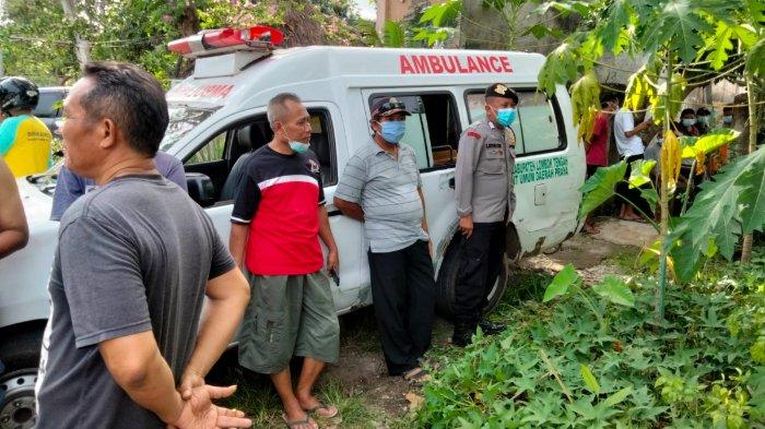 Tim Inafis Sat Reskrim Polres Lombok Tengah bersama BPBD Lombok Tengah melakukan evakuasi jenazah korban yang membusuk di di BTN Pemda Bonter Kelurahan Tiwu Galih Kecamatan Praya Kabupaten Lombok Tengah, Jumat (8/12/2023).