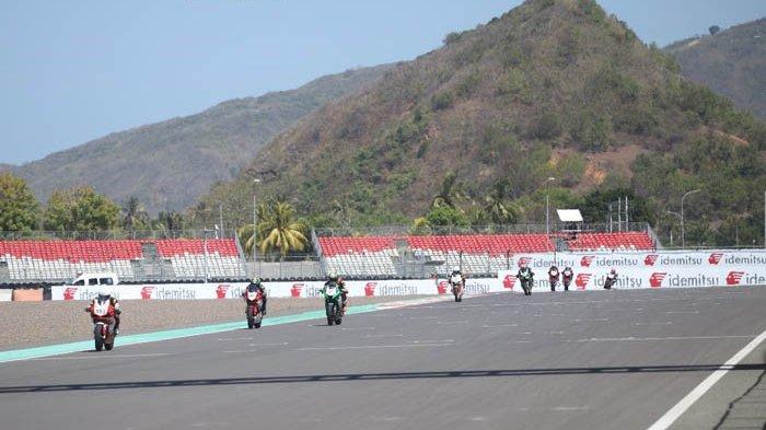 Para pembalap beradu kecepatan pada sesi kualifikasi Balapan ARRC Mandalika 2023 di Sirkuit Mandalika, Sabtu  (12/8/2023).