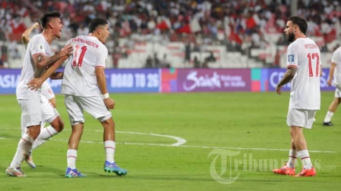 Selebrasi pesepak bola Timnas Indonesia usai mencetak gol ke gawang Bahrain dalam laga Grup C putaran ketiga Kualifikasi Piala Dunia 2026 zona Asia di Stadion Nasional Bahrain, Kamis (10/10/2024). Pertandingan berakhir seri 2-2.