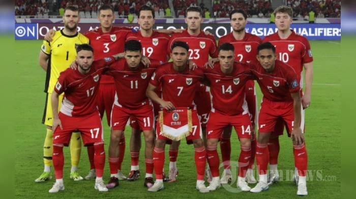 TIMNAS INDONESIA - Pesepak bola Timnas Indonesia berfoto bersama sebelum menghadapi Bahrain dalam babak kualifikasi Piala Dunia 2026 Zona Asia di Stadion Utama Gelora Bung Karno, Senayan, Jakarta, Selasa (25/3/2025).