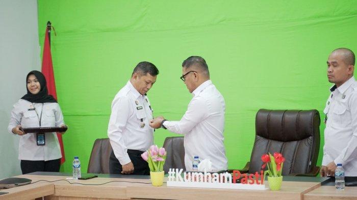 Kepala Kantor Wilayah Kemenkumham NTB, Parlindungan, sematkan pin saat mengukuhkan Duta Integritas di lingkungan Kantor Wilayah Kemenkumham NTB, Rabu (8/11/2023).