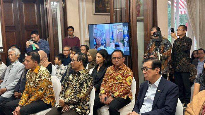 Menko Polhukam Mahfud MD (tiga dari kiri) dan Menteri Hukum dan HAM Yasonna Laoly (paling kanan) saat mengunjungi Ceko untuk memberikan peluang repatriasi bagi para korban pelanggaran HAM berat masa lalu, Senin (28/8/2023).