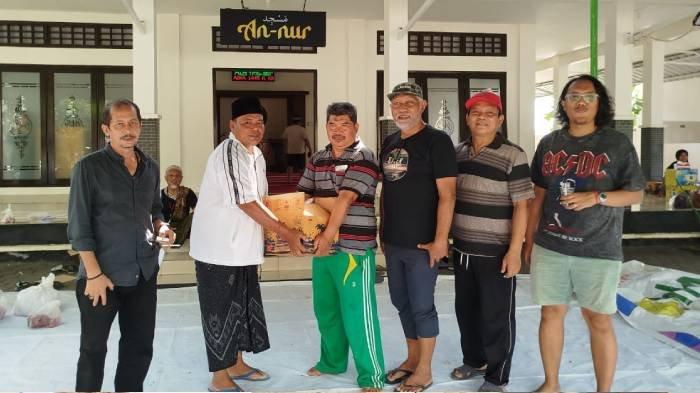 Panitia kurban Masjid Annur Warga Grand Kodya menyerahkan daging kurban kepada salah satu pihak yayasan, Senin (17/6/2024).