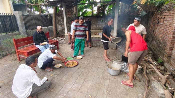 Warga Grand Kodya memasak kepala hewan kurban untuk disantap bersama-sama atau 