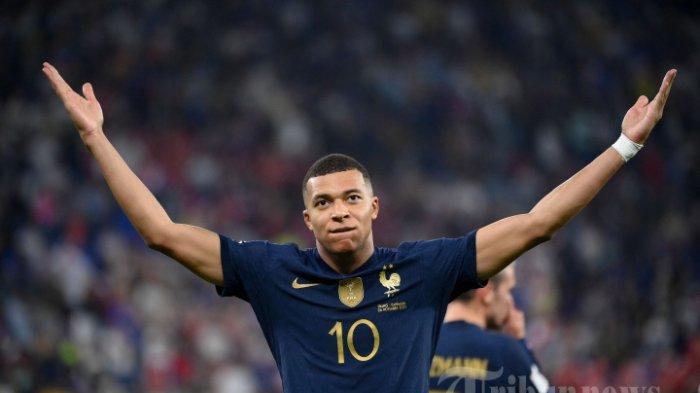 Penyerang timnas Prancis, Kylian Mbappe melakukan selebrasi seusai mencetak gol pertama timnya dalam laga sepak bola Grup D Piala Dunia 2022  antara Prancis melawan Denmark di Stadion 974, di Doha, Qatar, Sabtu (26/11/2022) malam.