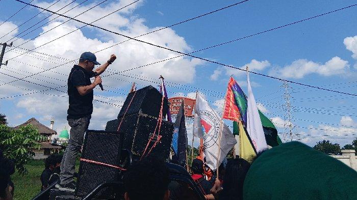 LINGKUNGAN -  Ratusan pemdemo yang terdiri dari warga, mahasiswa, aktivis lingkungan saat menggelar aksi demonstrasi besar-besaran di depan Kantor Balai Taman Nasional Gunung Rinjani (TNGR), Rabu (9/7/2025).