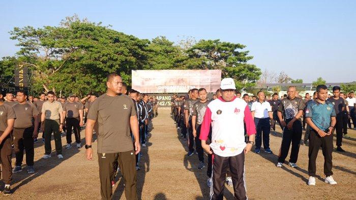 Penjabat Gubernur NTB, H Lalu Gita Ariadi (depan baju putih) mengikuti senam bersama Danrem 162/WB Brigjen TNI Agus Bhakti  di Lapangan Yonif 742 Satya Wira Yudha, Kota Mataram, Minggu (24/9/2023).