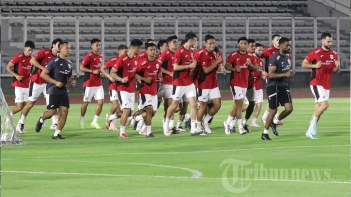 LATIHAN TIMNAS - Sejumlah pesepak bola Timnas Indonesia melakukan sesi latihan di Stadion Madya, Kompleks Gelora Bung Karno, Senayan, Jakarta, Senin (2/6/2025). Latihan tersebut untuk persiapan menghadapi China pada pertandingan Kualifikasi Piala Dunia 2026 Zona Asia.