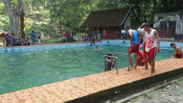 Kolam renang menjadi salah satu fasilitas wisata di Taman Wisata Lemor, Lombok Timur, NTB. Salah satu objek wisata Lombok di kawasan Gunung Rinjani.