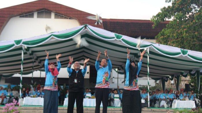 Pelepasan burung merpati pada acara Porkesremen tahun 2023 yang dibuka oleh Plh. Sekretaris Daerah Provinsi NTB Drs. Muhammad Nasir.