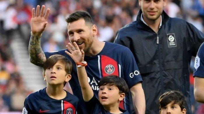 Penyerang Paris Saint-Germain (PSG), Lionel Messi, beserta anak-anaknya melambaikan tangan ke arah penonton dalam pertandingan terakhir Ligue 1 2022-2023 melawan Clermont di Stadion Parc des Princes, Paris, pada Sabtu (3/6/2023).