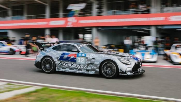 Salah satu mobil sport tampil di ajang Mandiri Mandalika Festival of Speed (MFoS) putaran pertama, di Sirkuit Internasional Pertamina Mandalika, 31 Agustus–1 September 2024.