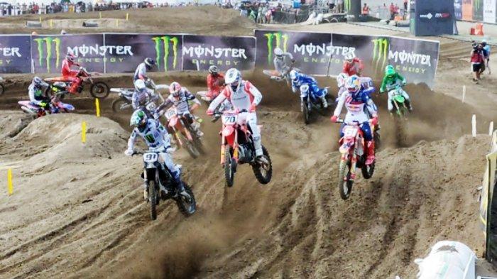 Para pembalap MXGP melaju di atas lintasan Sirkuit MXGP Selaparang, saat race 1, Minggu (2/7/2023). Dalam race 1 ini, Jorge Prado (Red Bull GasGas Factory Racing) keluar sebagai pemenang.