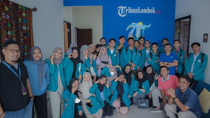 Mahasiswa Program Studi Komunikasi Penyiaran Islam  Universitas Islam Negeri (UIN) Mataram pose bersama  di TribunLombok.com, Jumat (17/11/2023).