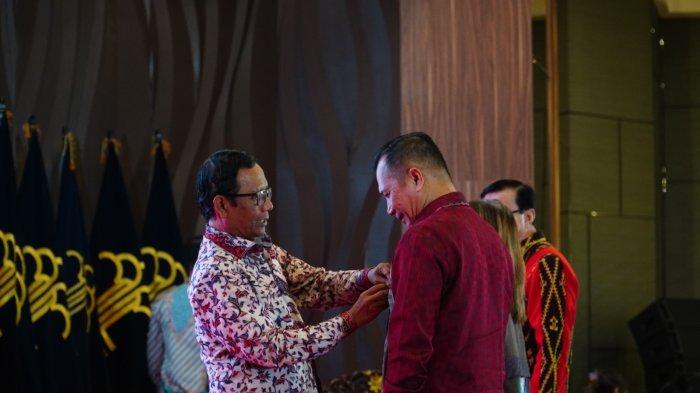 Menkopolhukam Mahfud MD menyematkan pin saat  mengukuhkan Gugus Tugas Nasional (GTN BHAM) di Graha Pengayoman Jakarta Selatan, Senin (6/11/2023).