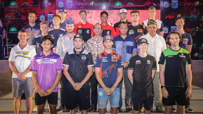 Gubernur NTB Zulkieflimansyah dan Wali Kota Mataram H Mohan Roliskana (tengah) foto bersama para pembalap MXGP 2023, saat jamuan makan malam, di Lapangan Sangkareang, Kamis (29/6/2023).