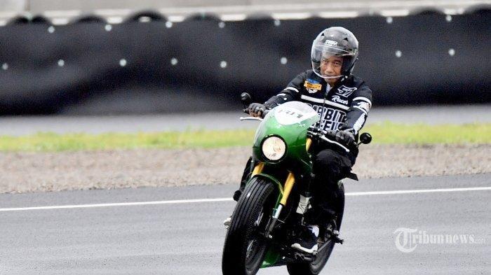 Momen Presiden Joko Widodo menjajal Sirkuit Internasional Pertamina Mandalika, di Lombok, Nusa Tenggara Barat, Jumat (12/11/2021). Presiden Joko Widodo menggunakan motor custom miliknya bertuliskan RI 1, dia mengelilingi lintasan Sirkuit Mandalika yang akan digunakan sebelum perhelatan World Superbike dan MotoGP.