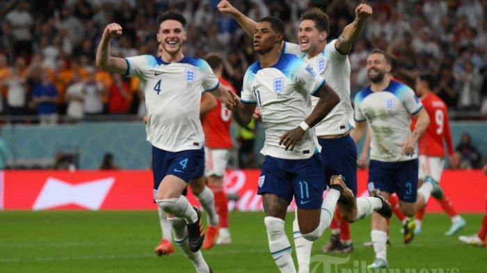 Penyerang timnas Inggris, Marcus Rashford (kanan depan) melakukan selebrasi bersama rekan setimnya seusai mencetak gol pertama timnya dalam laga sepak bola Grup B Piala Dunia 2022 Qatar antara Wales melawan Inggris di Stadion Ahmad Bin Ali, di Al-Rayyan, barat Doha,  Selasa (29/11/2022) waktu setempat.