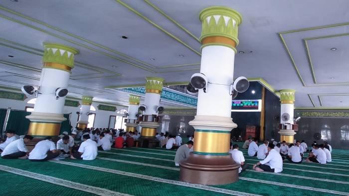 Para ASN tengah membaca Al-Quran di dalam Masjid Agung Darussalam Kabupaten Sumbawa Barat, Rabu (27/3/2024). Selama Ramadhan, Pemda KSB memiliki program khusus membaca Al-Quran, dimana para ASN diwajibkan khatam 30 juz.