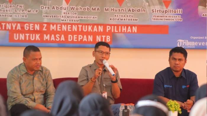Ketua KPU Kota Mataram H Husni Abidin (tengah) berbicara dalam diskusi Mata Lokal Memilih TribunLombok.com, di kampus Universitas Muhammadiyah Mataram, Sabtu (16/12/2023).
