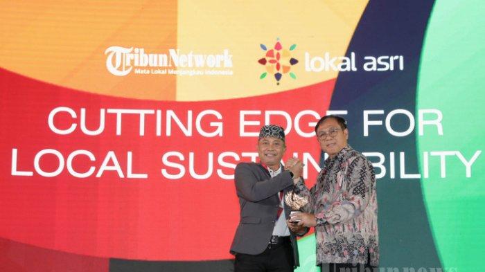 MATA LOKAL FEST - Staf Khusus Menteri Pertanian Bidang Kebijakan Pertanian Sam Herodian menerima plakat dari Direktur Pemberitaan Tribun Network Febby Mahendra Putra saat acara Mata Lokal Fest 2025 di Hotel Shangri La, Jakarta, Kamis (8/5/2025). Mata Lokal Fest 2025 hadir dengan tajuk 