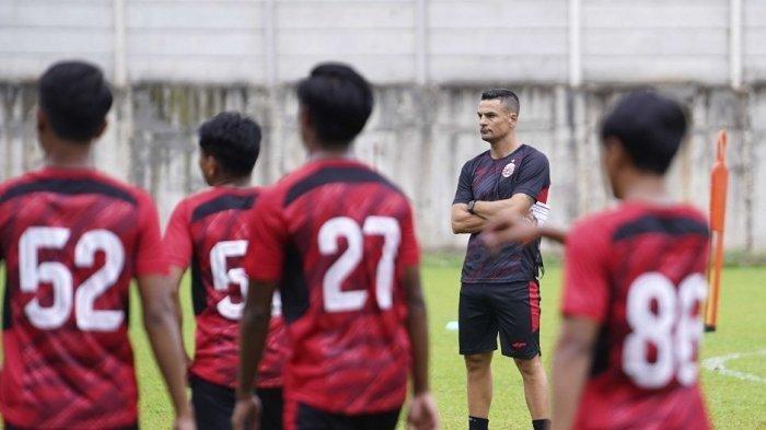 Carlos Pena pelatih baru Persija Jakarta memimpin latihan pemain di Nirwana Park, Sawangan. Sebanyak 23 pemain sudah mengikuti latihan bersama pelatih baru Persija Jakarta di Liga 1 yakni Carlos Pena. 8 nama masih mangkir dari latihan.