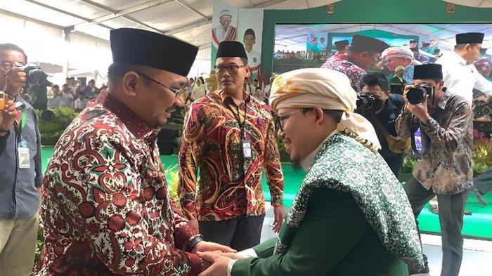 Menteri Agama RI Yaqut Colil Qoumas (kiri) disambut Ketua Umum  PBNW TGKH LG Muhammad Zainuddin Atsani saat tiba di Anjani, Lombok Timur, Minggu (29/10/2023).