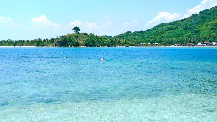 Wisatawan yang menikmati keindahan Gili Sudak dengan cara snorkeling.