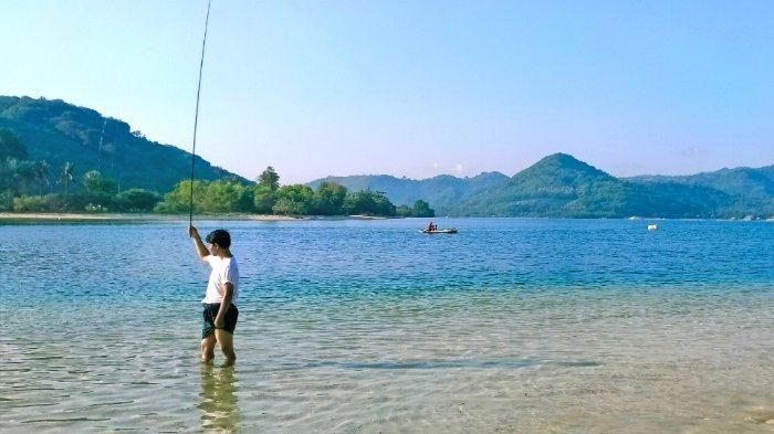 Wisatawan bisa memancing saat mengunjungi Gili Sudak.