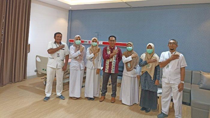 Lalu Najmul Erpan bersama perawat ruangan VIP & VVIP RSUD Praya Lombok Tengah saat ditemui Tribun Lombok, Selasa (23/1/2024).