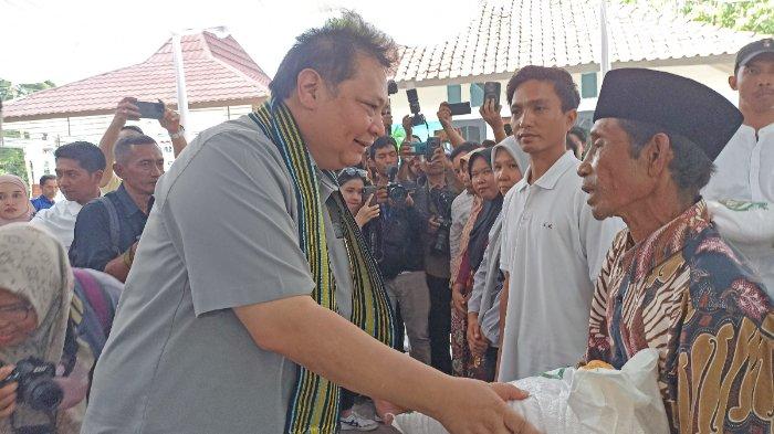 Menteri Koordinator Perekonomian RI Airlangga Hartarto saat melakukan penyerahan beras di Kantor Desa Kuta, Kecamatan Pujut, Lombok Tengah, Minggu (14/1/2024).