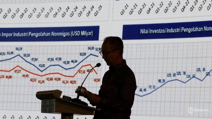 MATA LOKAL FEST - Siluet Menteri Perindustrian Agus Gumiwang Kartasasmita memberi paparan dengan tema Net Zero Industry Strategies for Decarbonizing Indonesia's Manufacturing Sector saat acara Mata Lokal Fest 2025 di Hotel Shangri La, Jakarta, Kamis (8/5/2025).