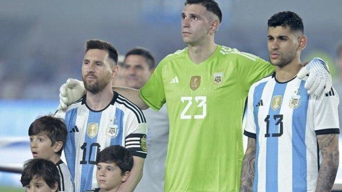 Lionel Messi (kiri) berbaris di sebelah Emiliano Martinez  dan Cristian Romero (kanan) dalam laga uji coba Argentina vs Panama di Estadio Monumental, Buenos Aires, Jumat 24 Maret 2023.