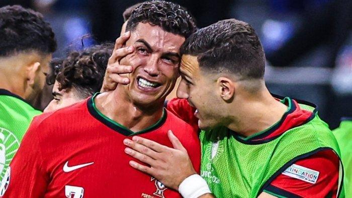 Momen Cristiano Ronaldo menangis (kiri) setelah penaltinya diblok Jan Oblak di laga 16 Besar Euro 2024 Portugal vs Slovenia di Jerman, Selasa (2/7/2024) dini hari WIB.