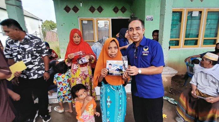 Politisi Partai Nasdem Mori Hanafi membagikan kacamata baca untuk masyarakat di Pulau Sumbawa.