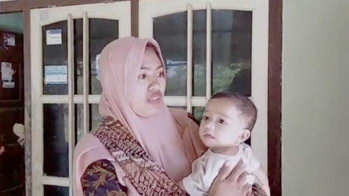Sri Nurul Hidayati menggendong anaknya Muhammad Karunia, bayi kembar siam yang lahir di Lombok Timur 11 November 2022.